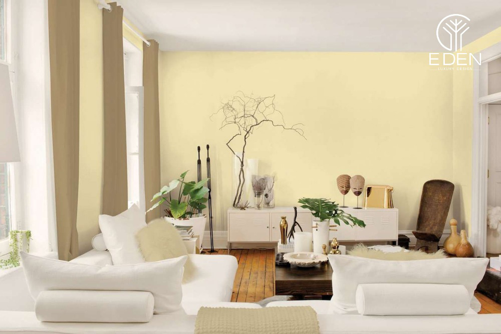 Màu nâu trắng kết hợp với sắc vàng giúp không gian phòng khách đẹp như một bức tranh