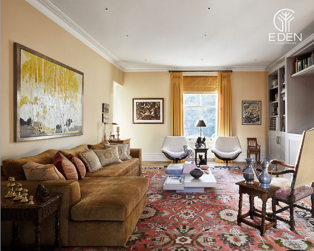 Phòng khách màu vàng nhạt cùng đồ nội thất tone đất đem lại sự sang trọng cho căn phòng