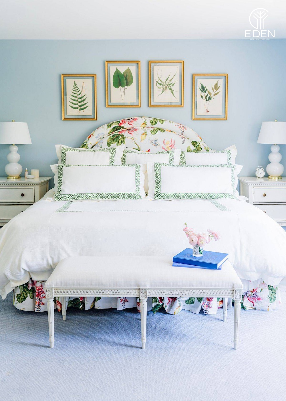 Phòng ngủ có sự kết hợp của những tone màu sáng, mang tới không gian rực rỡ cho cả gian phòng