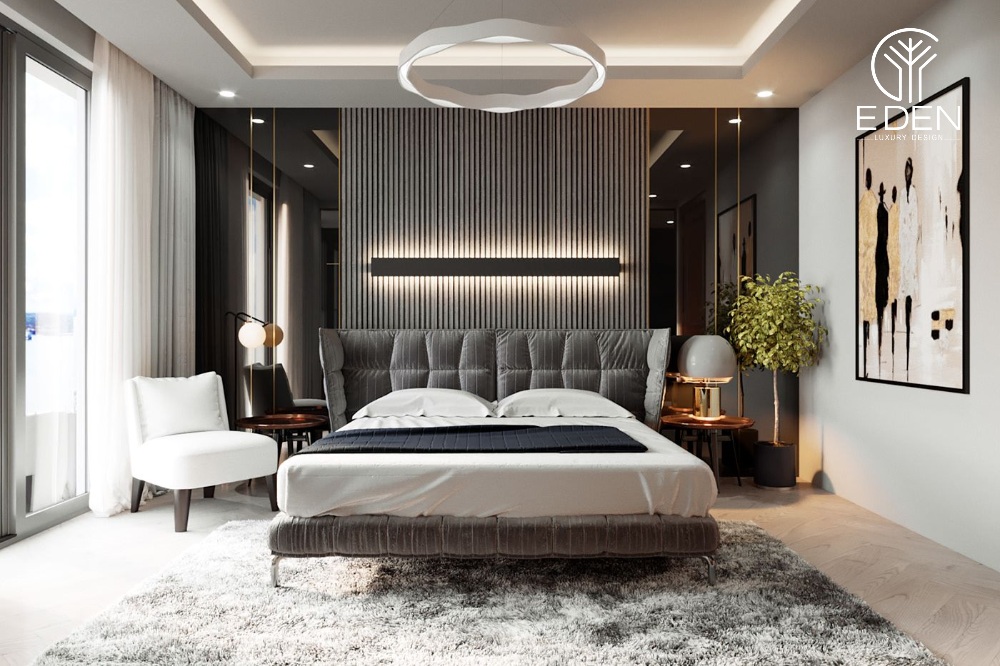 Bạn có thể tạo điểm nhấn bằng một chiếc giường có thiết kế hiện đại hoặc chiếc đèn tinh xảo