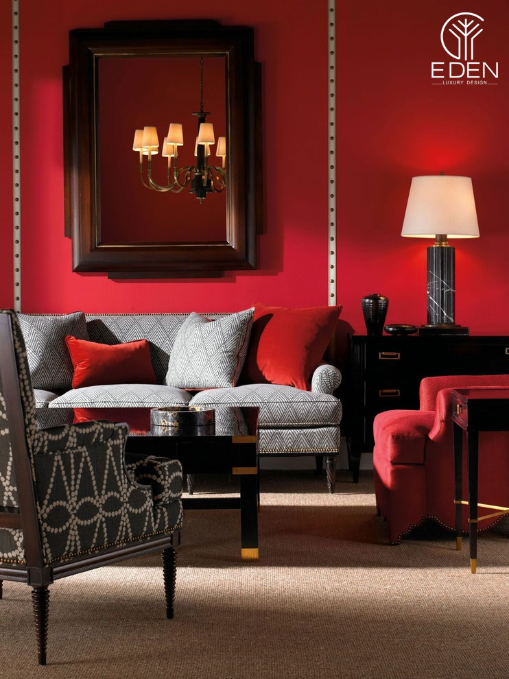 Tường phòng khách màu đỏ là điểm nhấn nổi bật của cả căn phòng