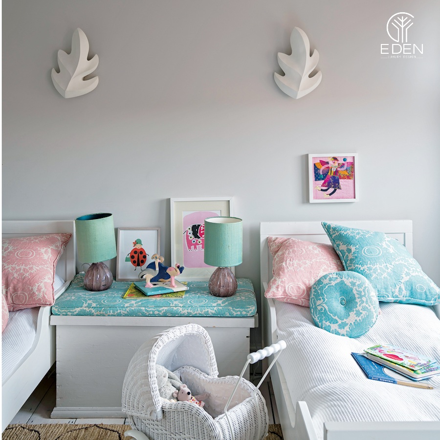 Sự kết hợp thông minh giữa trắng - hồng- xanh được coi là một sự hòa quyện hoàn hảo, đem lại hiệu ứng rất tốt đối với phòng ngủ chung cho bố mẹ và con