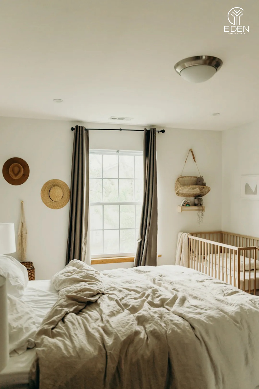 Mẫu 5: Phòng ngủ tone màu gỗ và be cực kỳ ấm áp cùng thiết kế vintage đơn giản nhưng lại đậm chất nghệ thuật