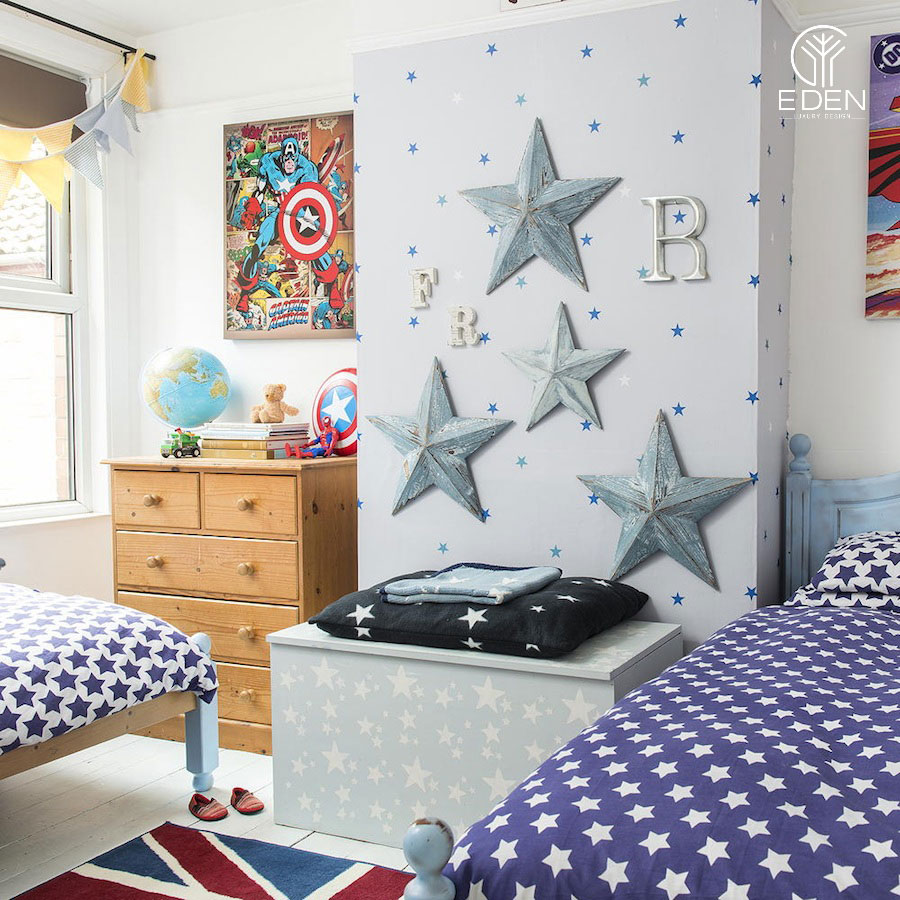 Để không bị ngột ngạt trong không gian chung với bố mẹ thì thiết kế ngôi sao treo tường cũng như bài trí đồ nội thất phù hợp với con em là điều cần thiết