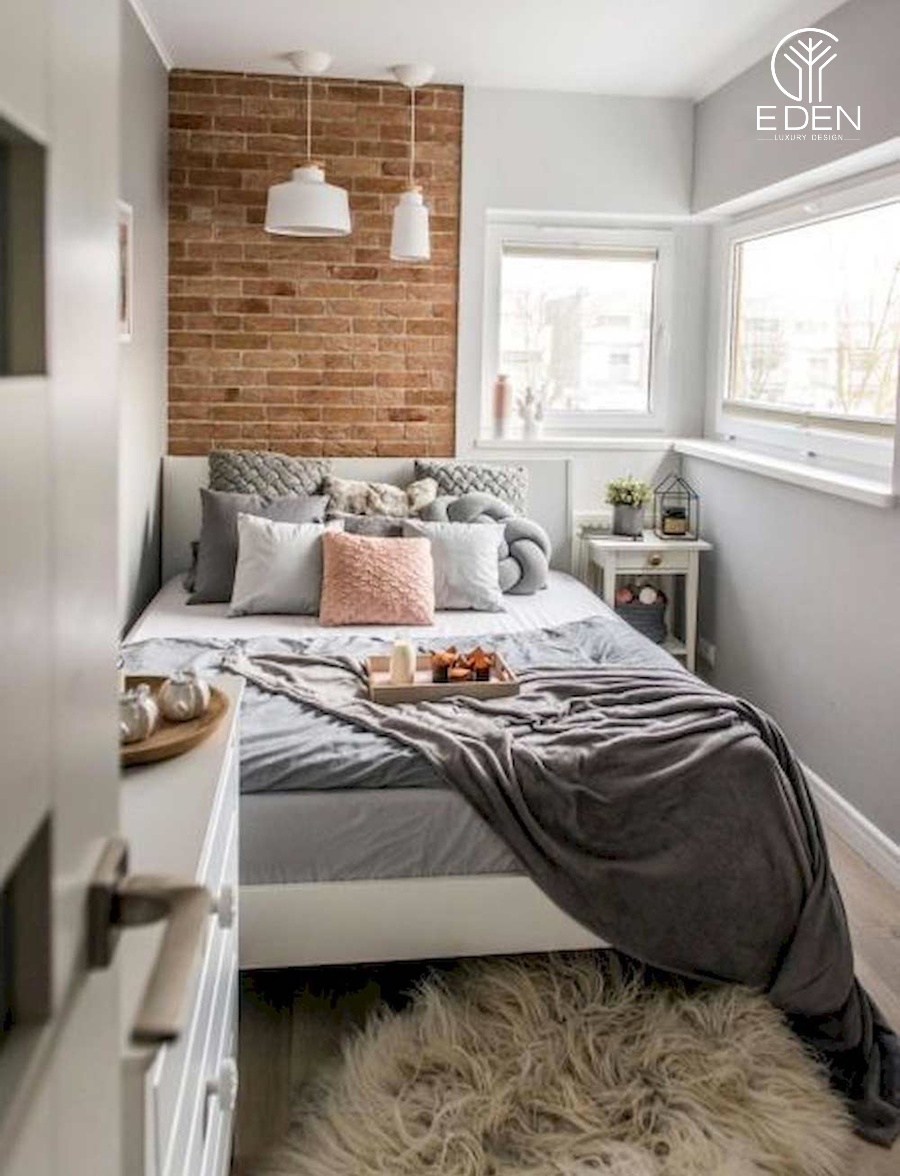 Bạn có thể kê giường sát tường để tạo lối đi thoải mái trong quá trình duy chuyển