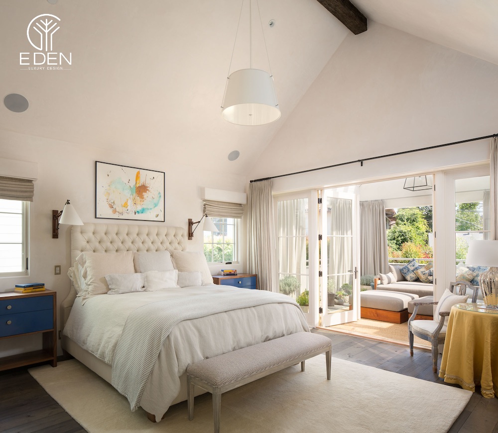 Bạn có thể đặt giường ở vị trí trung tâm dành cho phòng ngủ hình chữ nhật dạng master