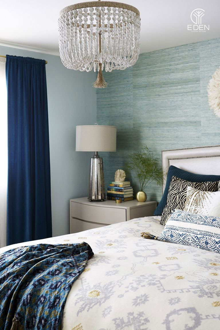 Phong cách vintage được tô điểm bằng màu xanh nhạt của tường cùng họa tiết trên chăn