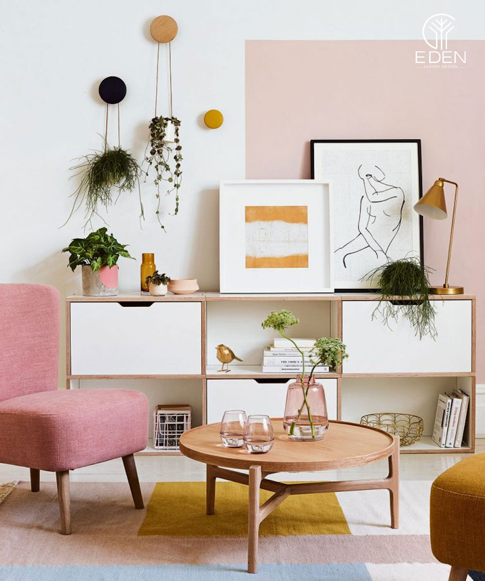 Phòng khách với tone màu hồng dịu dàng kết hợp với nội thất nữ tính