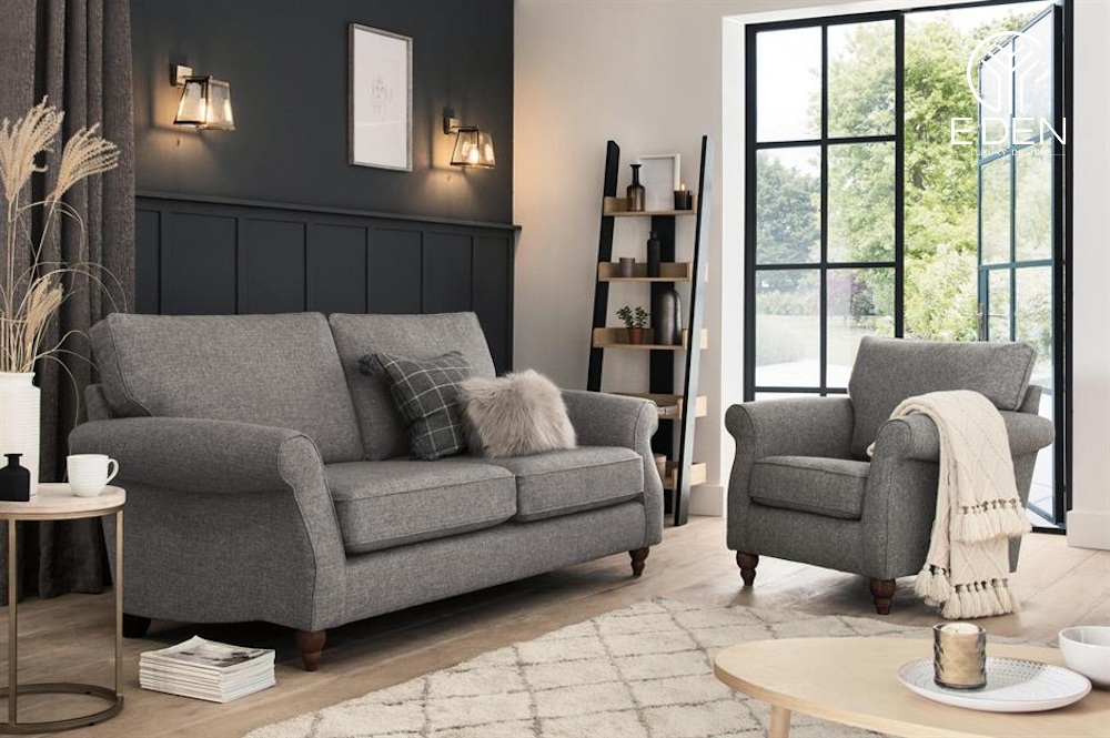 Bộ sofa xám và màu tường tối giúp không gian phòng khách nhỏ thêm thoáng đãng