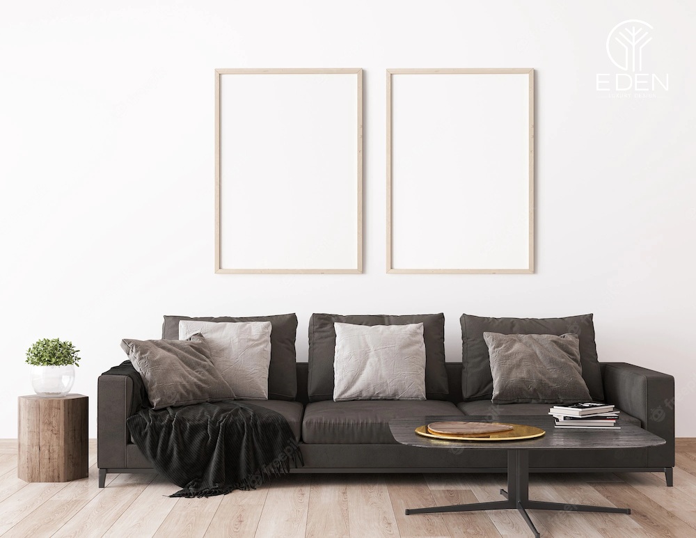 Nếu yêu thích sự đơn giản nhưng tinh tế thì phương án sử dụng khung gỗ trong decor tường phòng khách sẽ phù hợp cho bạn