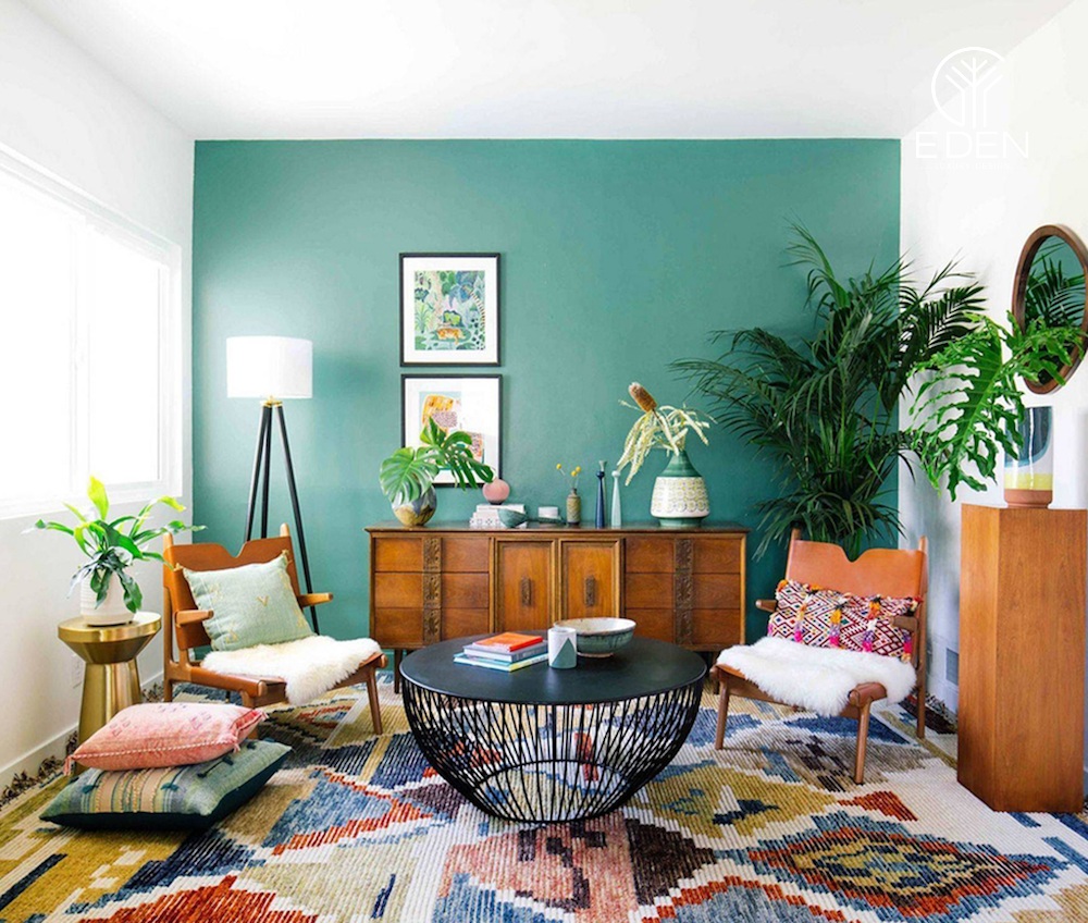 Sử dụng nhiều loại cây đa dạng và màu sắc phong phú để không gian phòng khách tràn ngập màu sắc