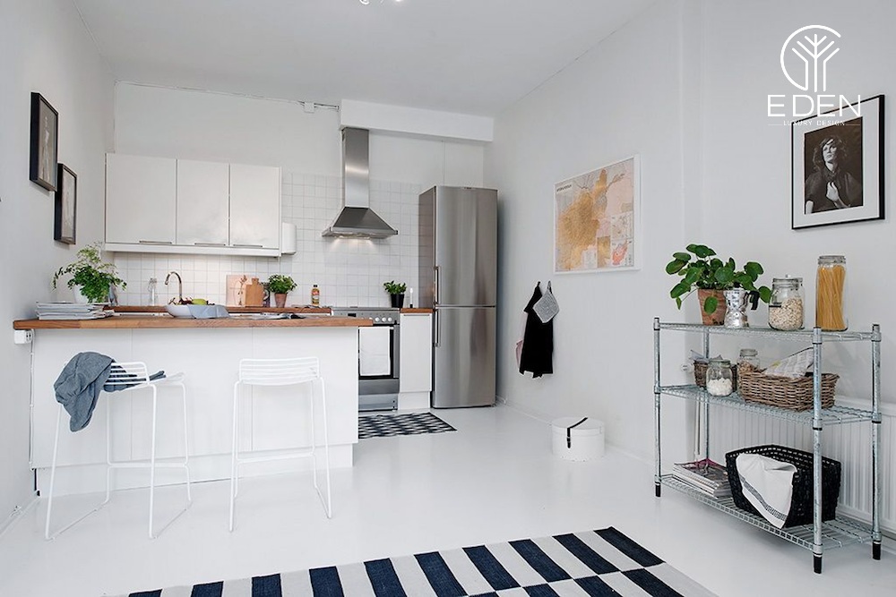 Hãy sử dụng tone sáng màu để tạo không gian sáng sủa cho phòng bếp căn hộ chung cư 50m2