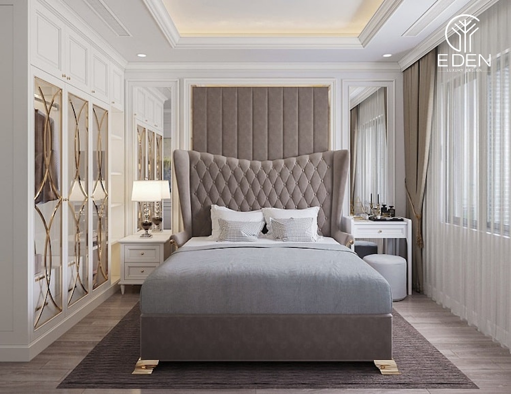 Không gian phòng ngủ được thiết kế vô cùng ấm áp cùng với chiếc giường rộng lớn, êm ái