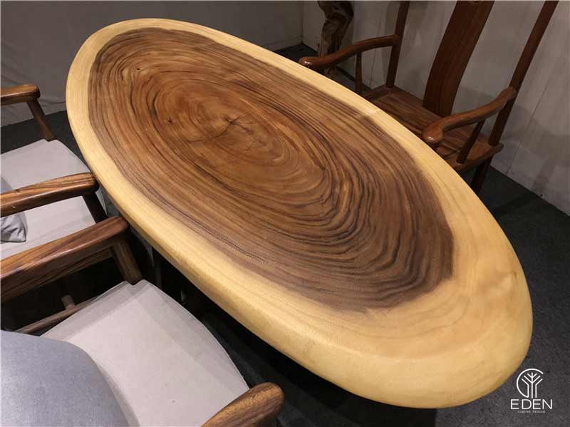 Vân gỗ me tây rất to, đều và đẹp, thường được dùng làm bàn ghế nguyên khối. 