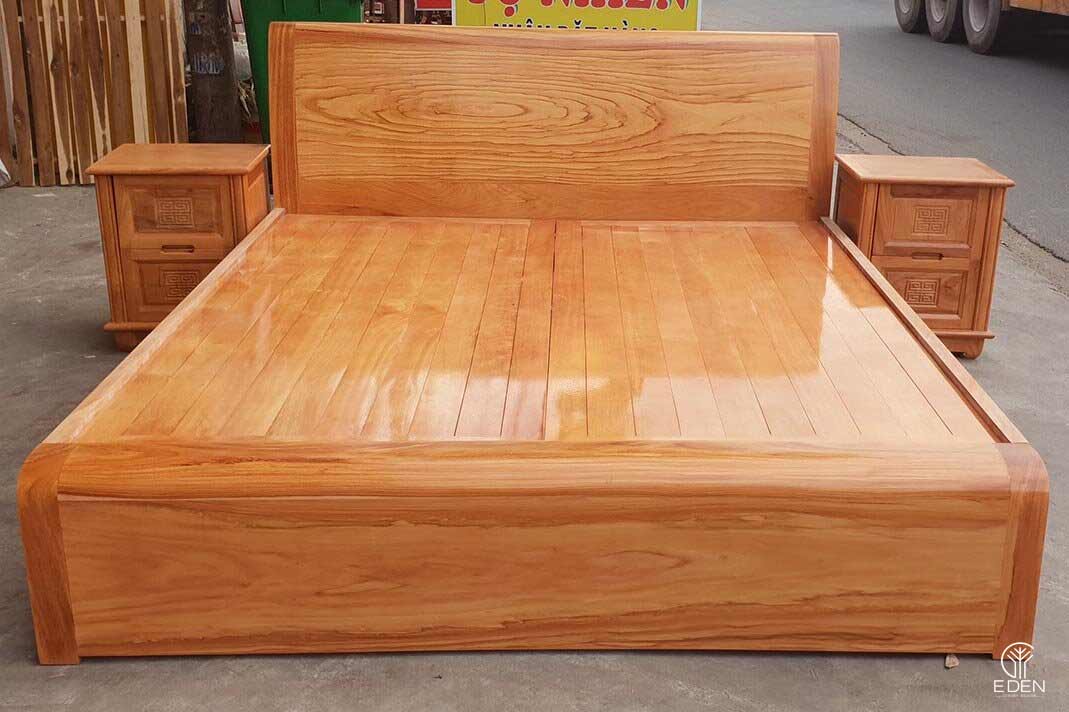 Giường được làm bằng gỗ sồi đỏ