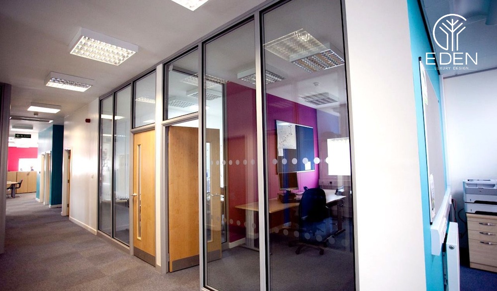 Sử dụng cửa kính là lựa chọn hàng đầu khi thiết kế văn phòng 30m2
