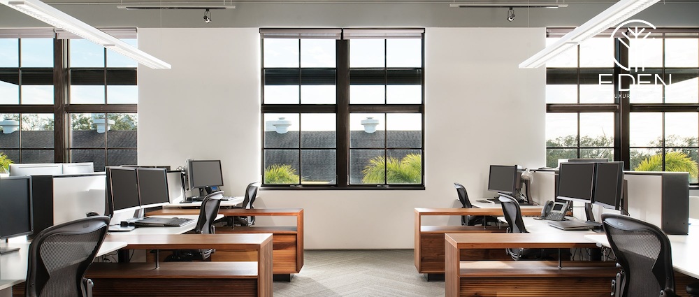 Mẫu 2: Sự mạnh mẽ, nét riêng của văn phòng được thể hiện qua những ô cửa kính màu đen, mới lạ và nổi bật
