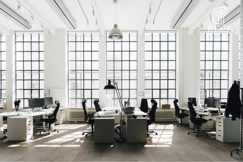 Mẫu 1: Thiết kế văn phòng 40m2 - Phong cách công nghiệp thể hiện sự mạnh mẽ qua 2 màu phối đen trắng cũng như cách bài trí đồ nội thất trong văn phòng