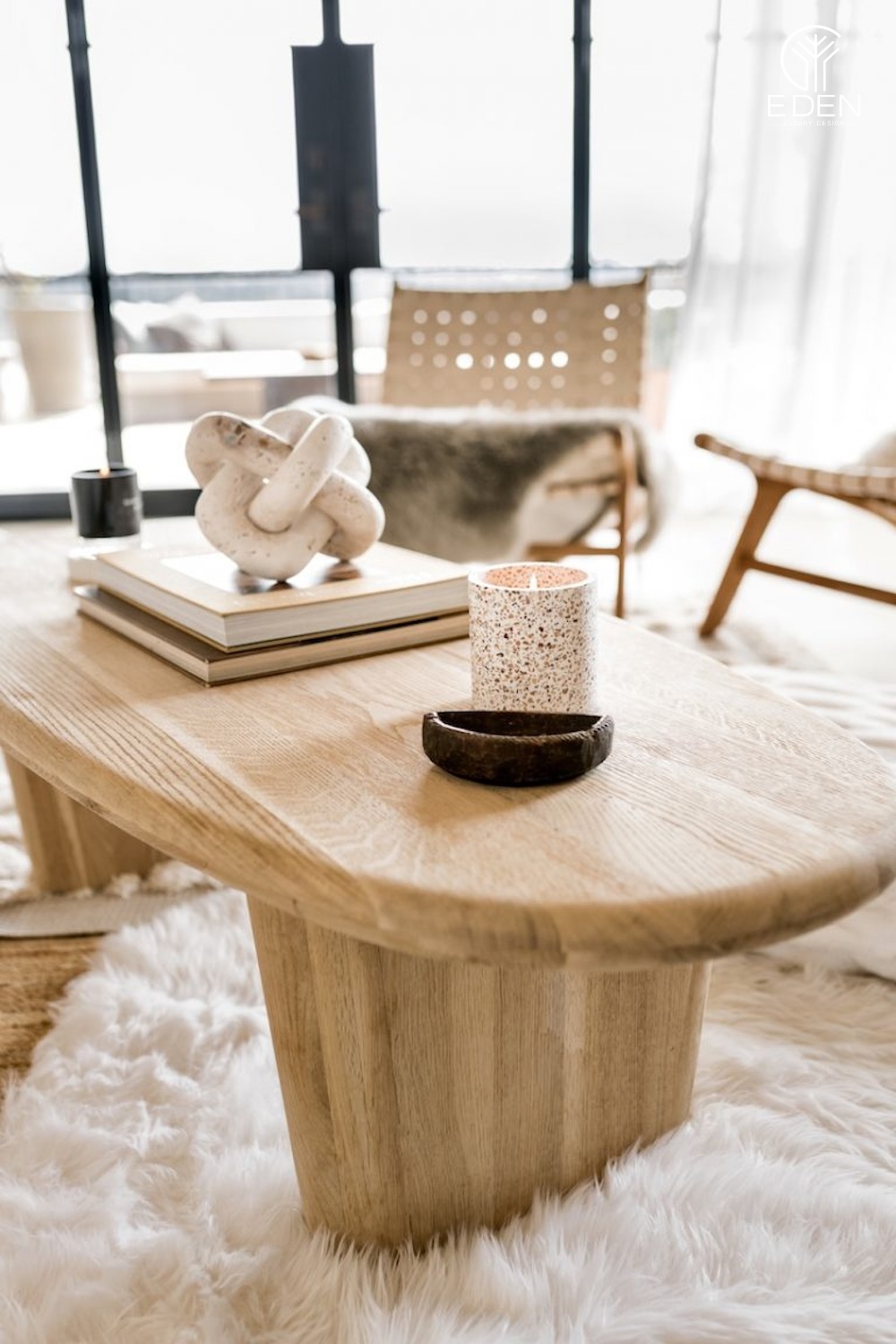Bàn trà chất liệu gỗ cao su là lựa chọn hoàn hảo cho phòng khách nhỏ