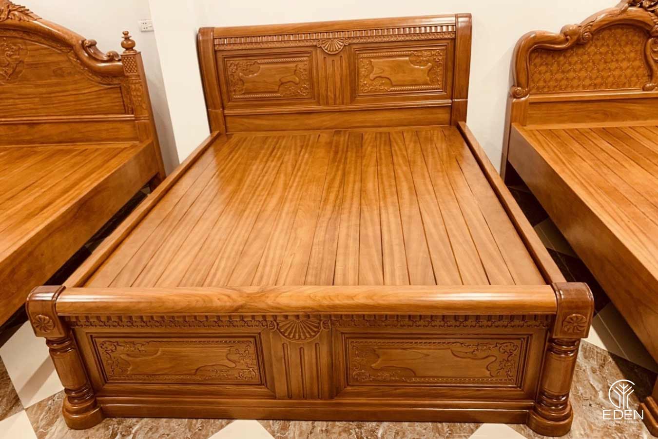 Giường được làm từ gỗ gõ đỏ