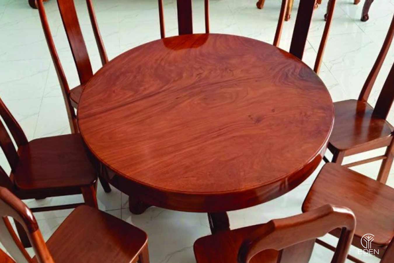 Bàn ghế được làm từ gỗ gõ đỏ mẫu 3