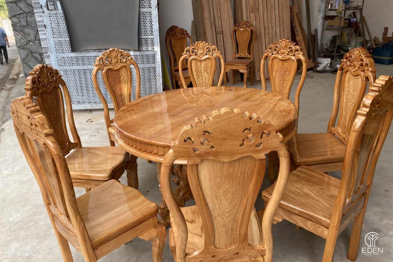 Bàn ghế được làm từ gỗ gõ đỏ mẫu 2 