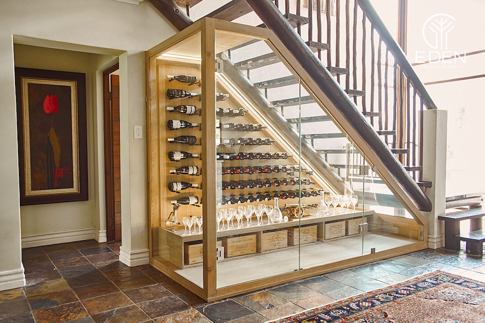 Tận dụng góc cầu thang để thiết kế tủ chứa rượu cao cấp cho phòng khách