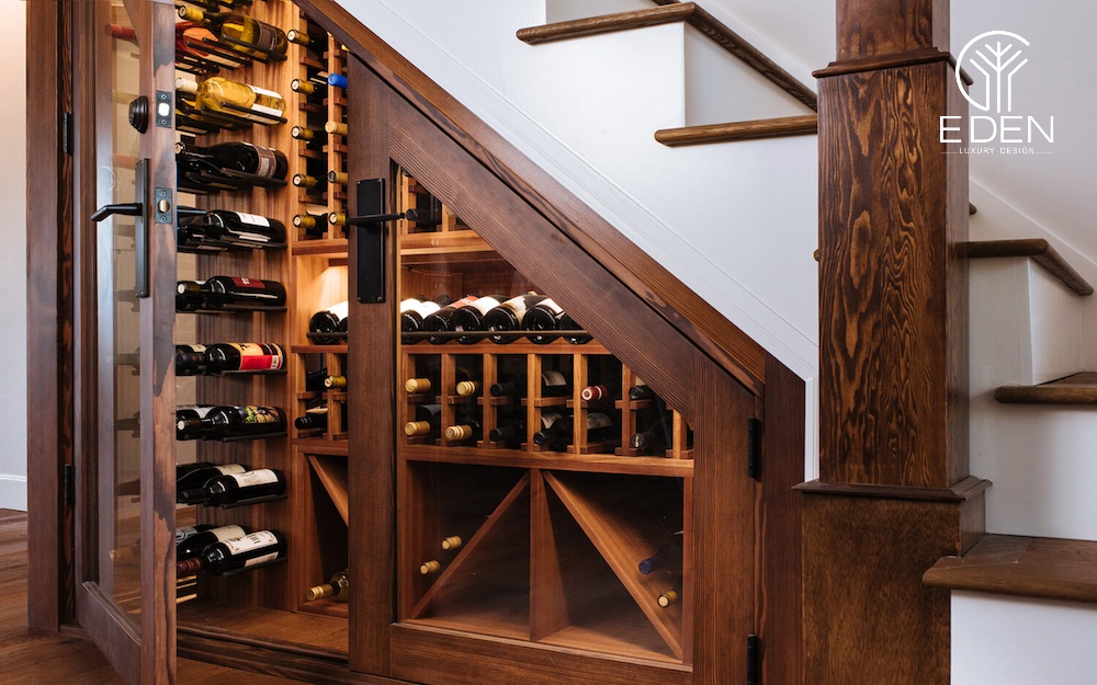 Tủ rượu gỗ sang trọng ở cầu thang dễ dàng sử dụng