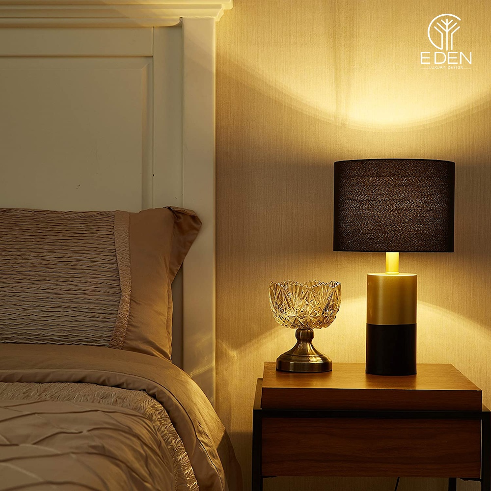 Đèn để bàn sang trọng và tinh tế với ánh sáng vàng dịu dàng phù hợp với không gian phòng ngủ