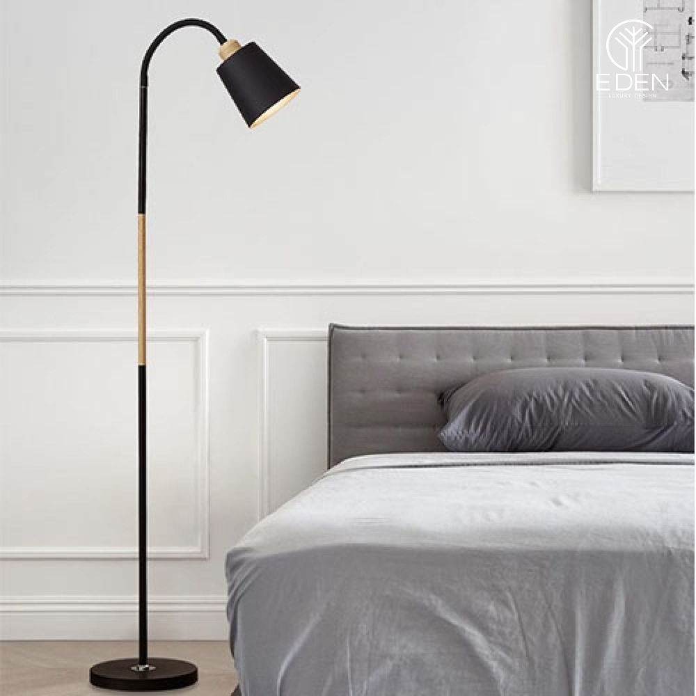 Mẫu đèn cây tối giản có thể đặt ngay cạnh giường ngủ để tận dụng làm đèn ngủ