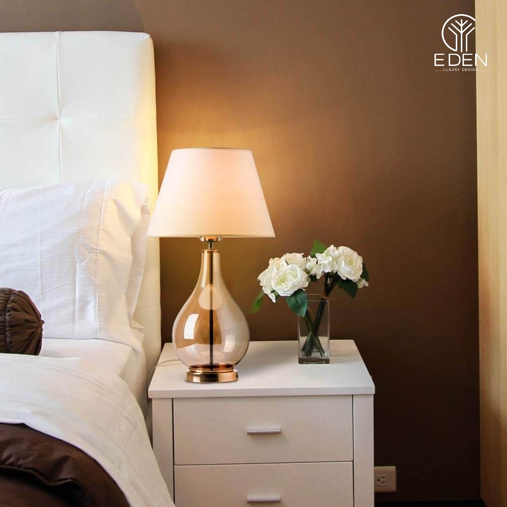 Mẫu đèn để bàn trang trí phòng ngủ có chức năng điều chỉnh độ sáng có thể tận dụng làm đèn ngủ