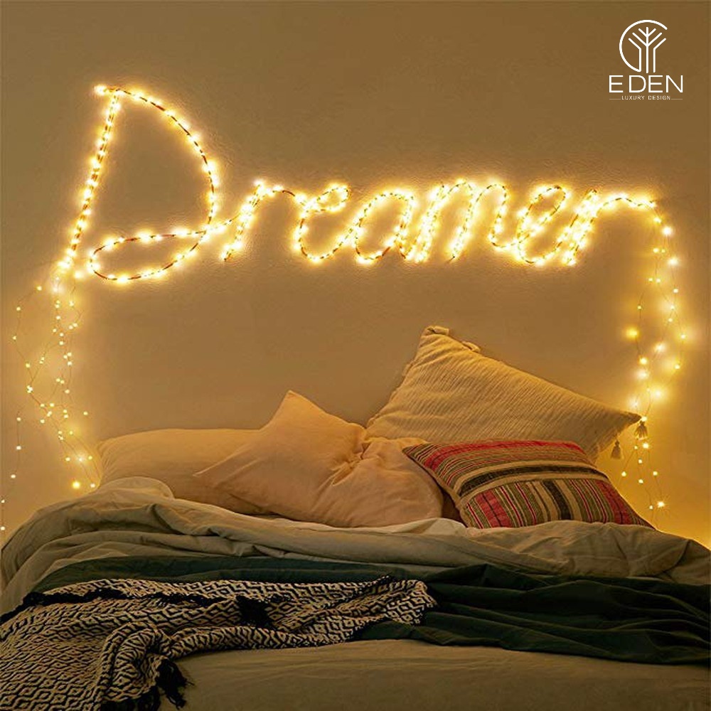 Dùng sợi đèn LED ghép thành chữ Dreamer trang trí tường phòng ngủ