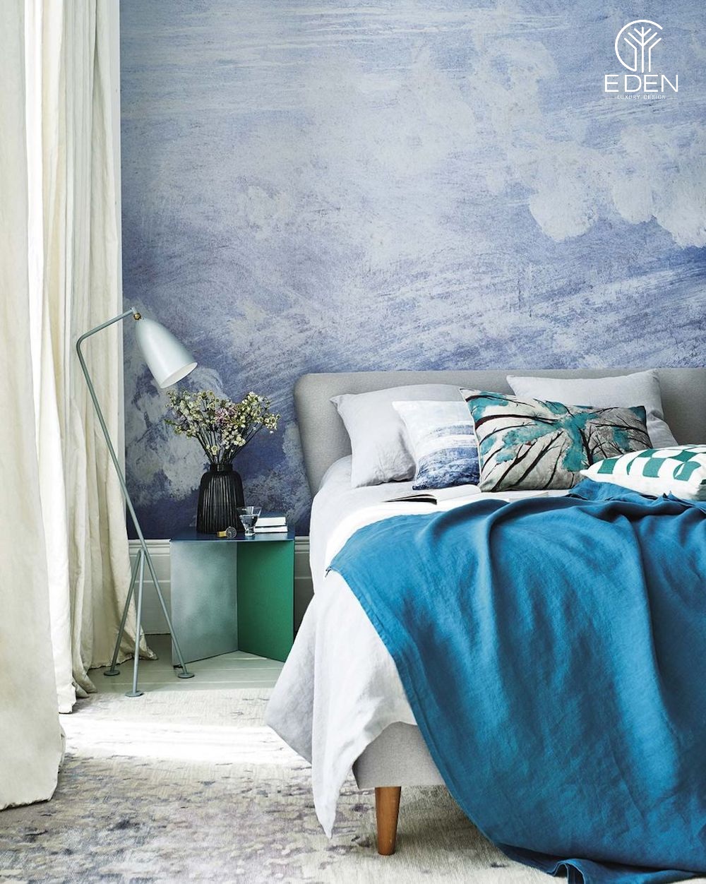 Giấy dán tường phòng ngủ hoa văn kiểu loang màu với tone xanh đẹp mắt