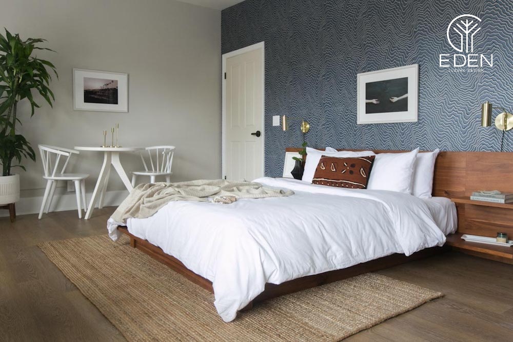 Mẫu giấy dán tường cho phòng ngủ vợ chồng trẻ được in họa tiết chìm dạng sóng trên nền xanh jeans