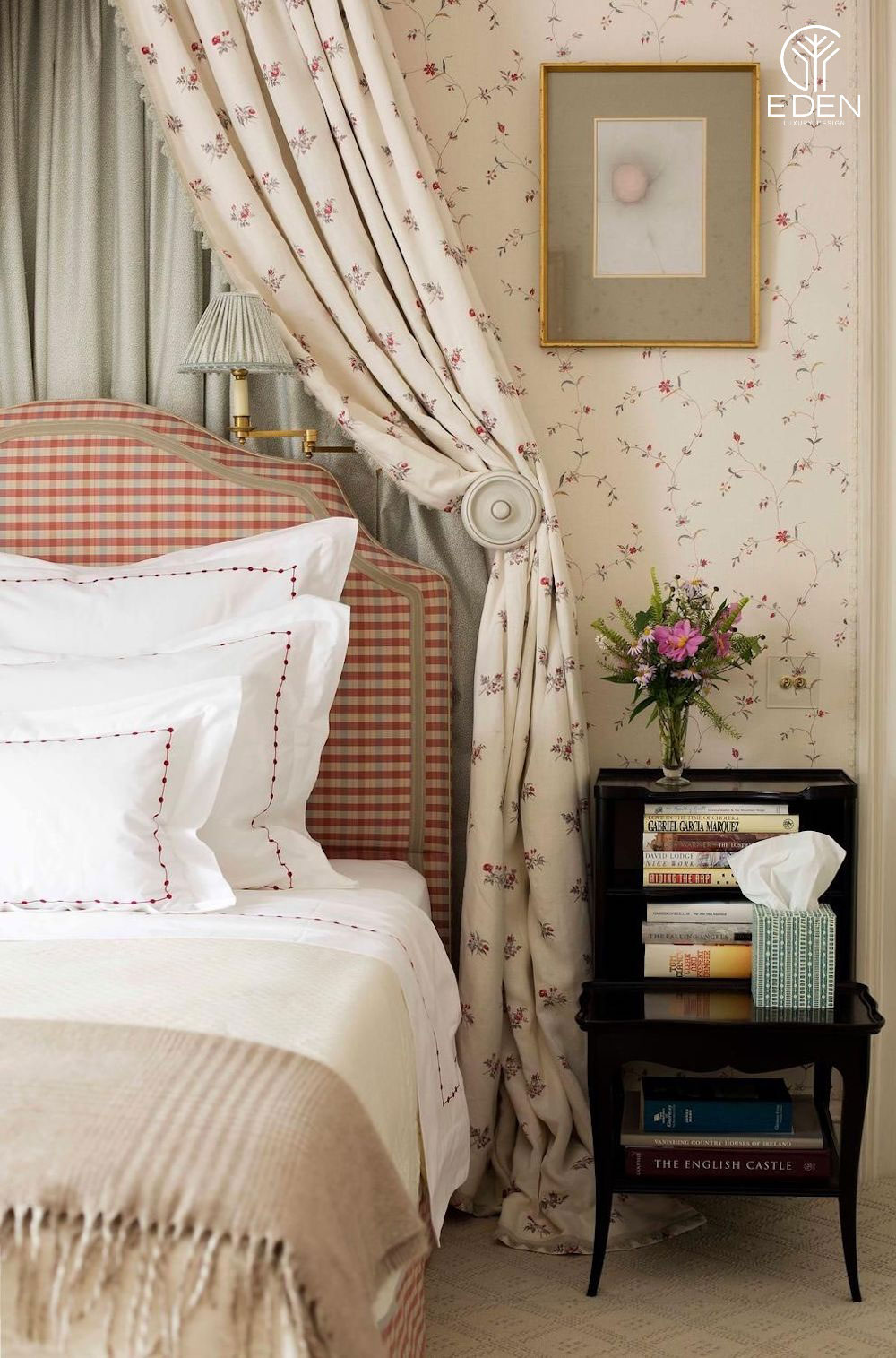 Mẫu giấy dán tường phòng ngủ tinh tế với hình hoa hồng nhí cho cô nàng nữ tính