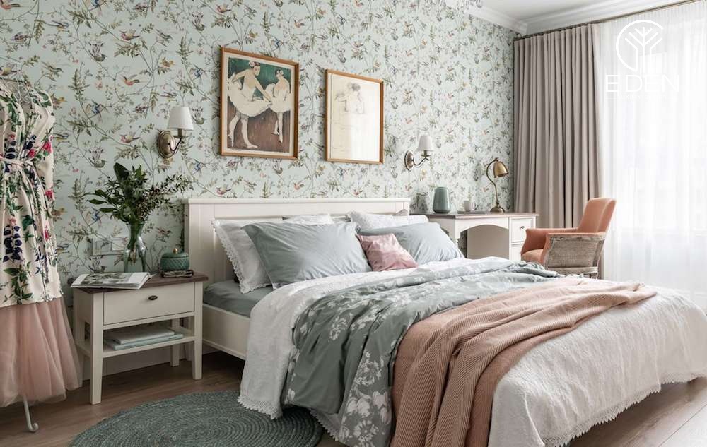 Trang trí phòng ngủ nữ bằng mẫu giấy dán tường in hoa văn hoa nhí hơi hướng cổ điển