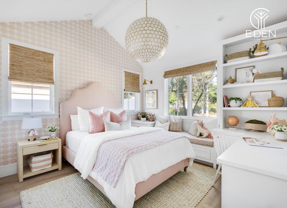 Phòng ngủ đẹp nhờ sử dụng giấy dán tường màu hồng và họa tiết lặp kiểu caro trẻ trung