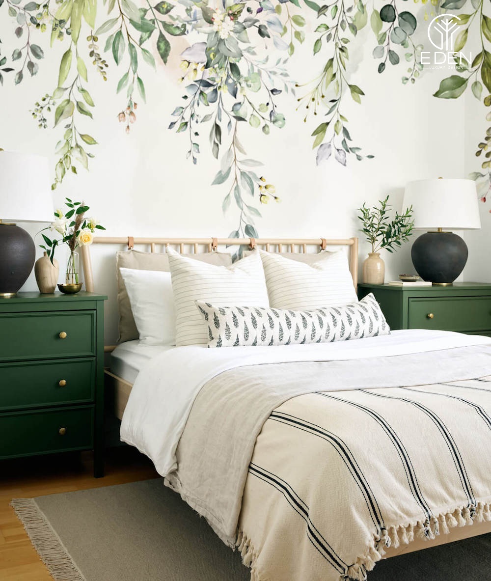 Màu giấy dán tường trắng có họa tiết hoa lá nhẹ nhàng phù hợp với phòng ngủ nhỏ