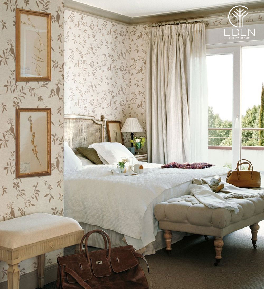 Giấy dán tường phòng ngủ in hoa lá đơn giản với gam màu be nâu làm nổi bật phong cách vintage