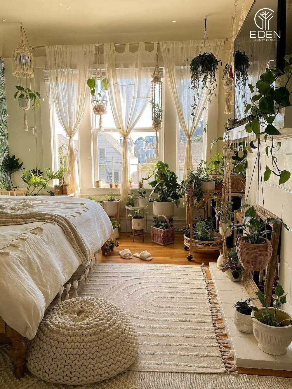 Trang trí phòng ngủ với nhiều chậu canh xanh tre trên cửa sổ hoặc đặt trên nền nhà