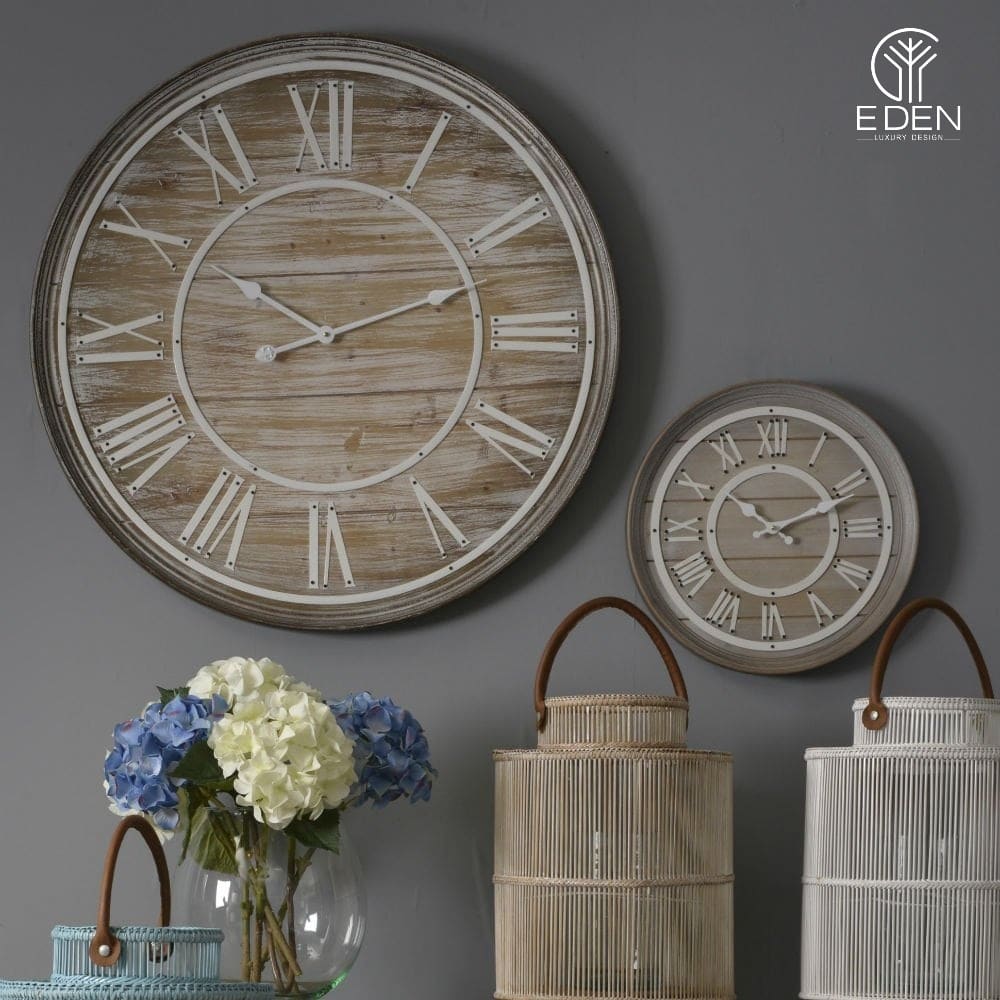 Bộ đôi đồng hồ treo tường bằng gỗ làm tăng giá trị thẩm mỹ của căn phòng