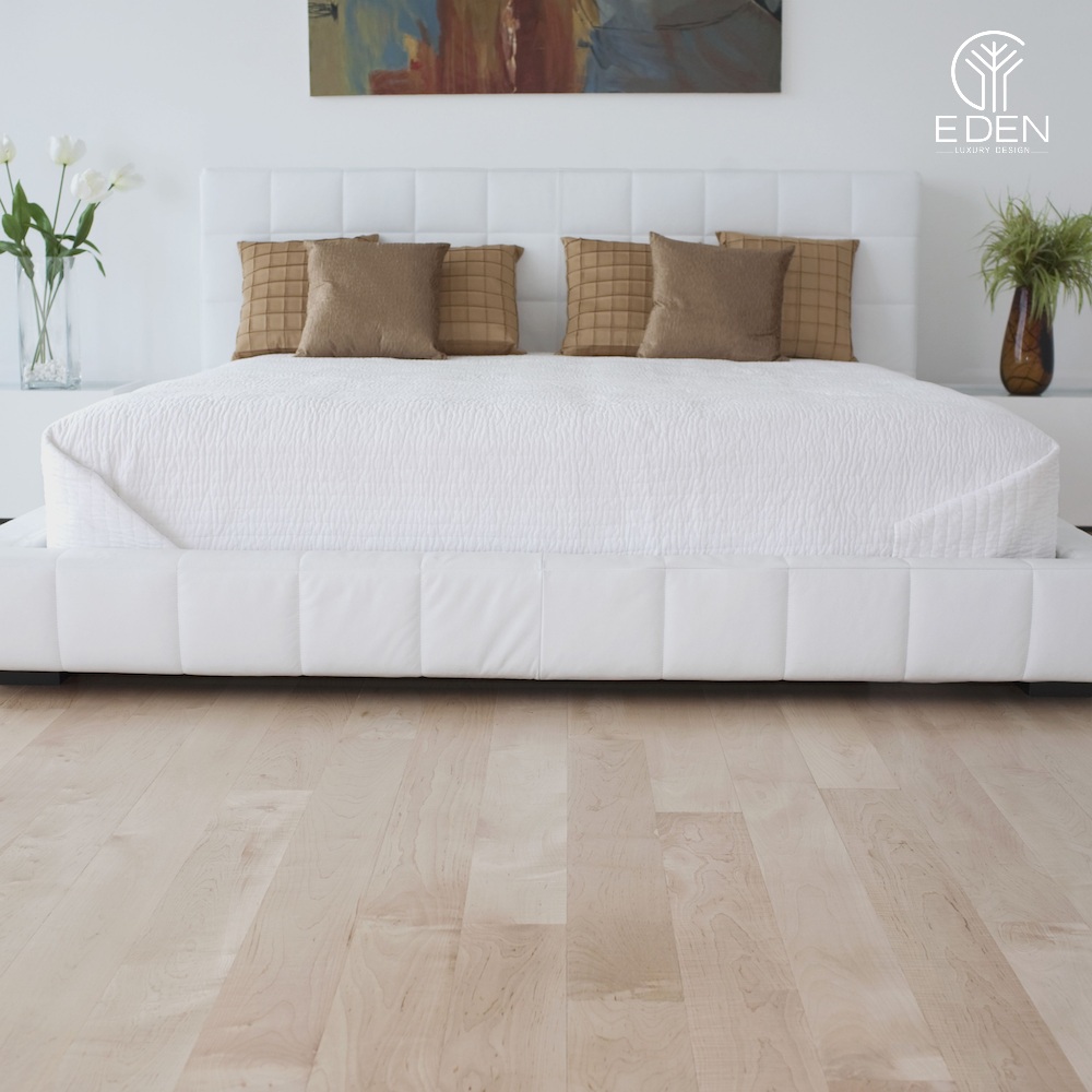 Gạch lát nền giả vân gỗ màu sáng giúp không gian phòng ngủ rộng thoáng hơn