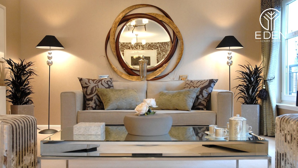 Gương trang trí giúp phòng khách ấn tượng hơn mà vẫn liên kết với phong cách thiết kế