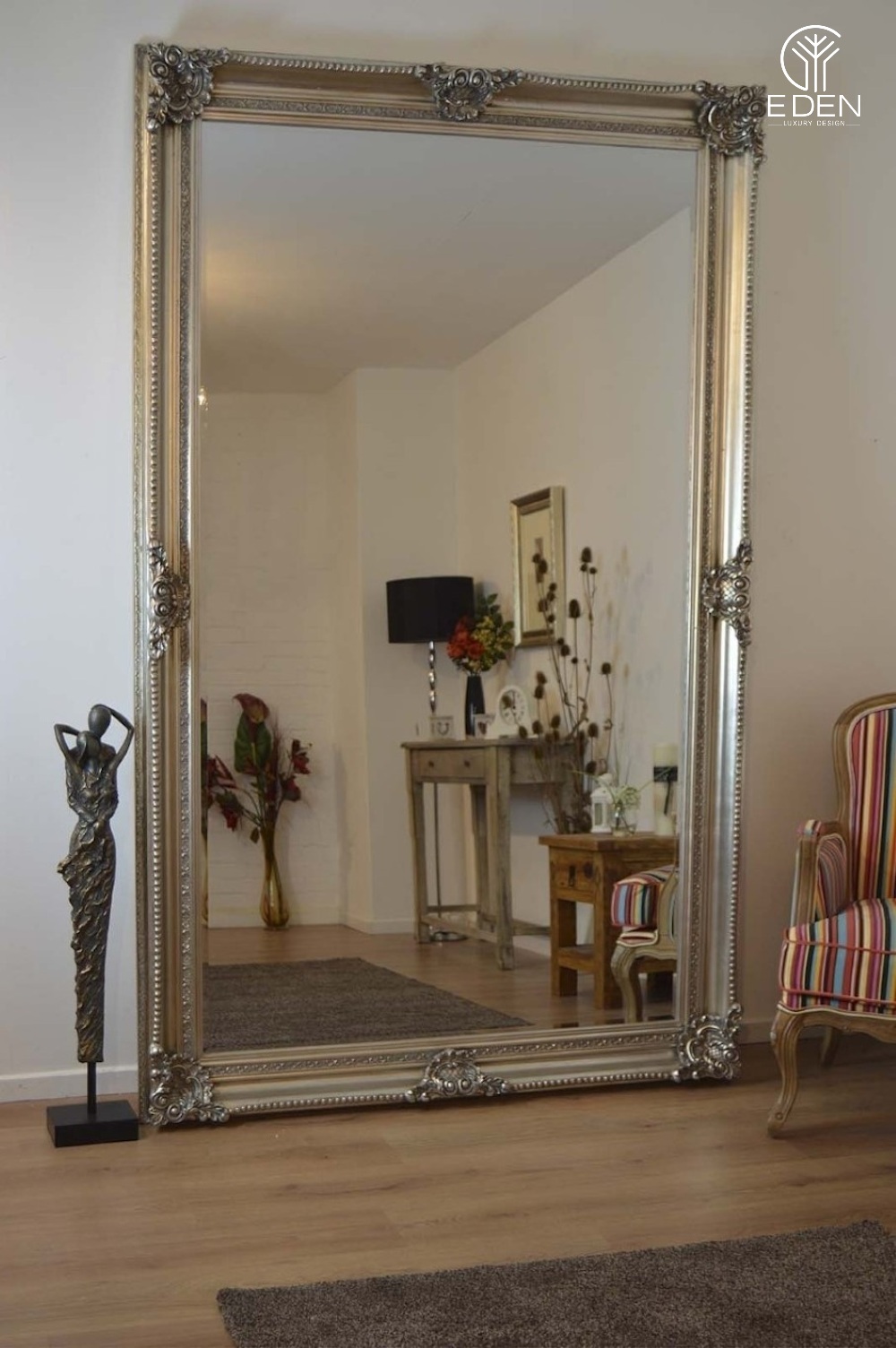 Gương cỡ lớn với nét đẹp cổ điển là dấu ấn độc đáo cho phòng khách sang trọng