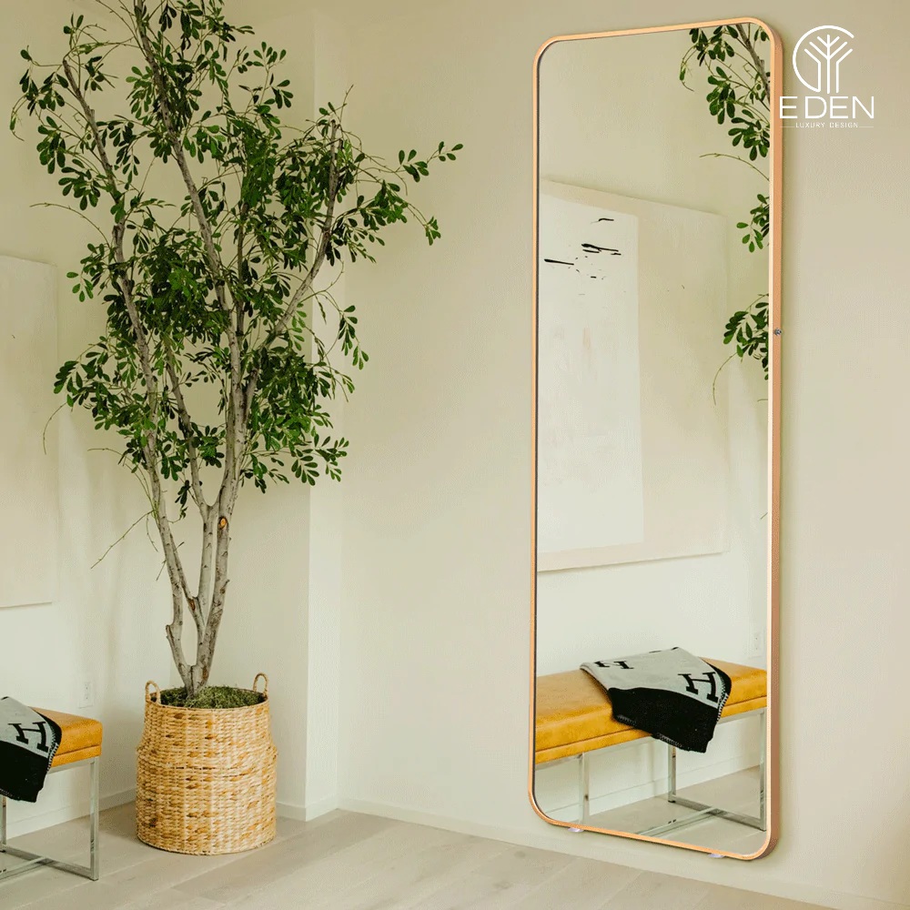 Tăng chiều sâu cho phòng khách bằng mẫu gương dọc trang trí tối giản