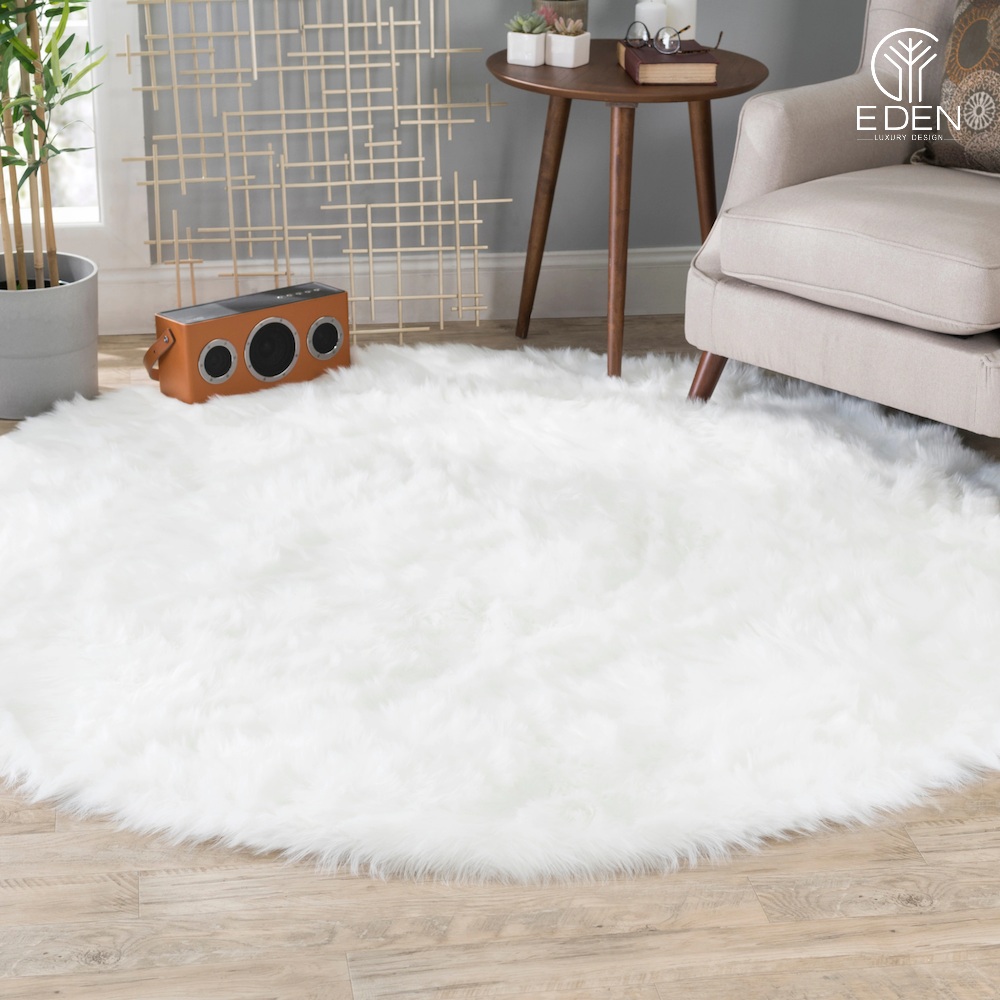 Thảm lông dài màu trắng nổi bật trong phòng khách hiện đại