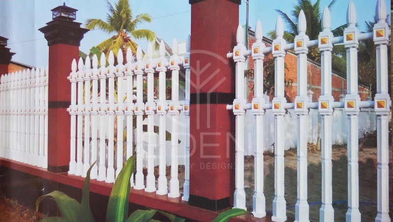Hàng rào làm bằng sắt kết sơn màu trắng kết hợp với cột đỏ