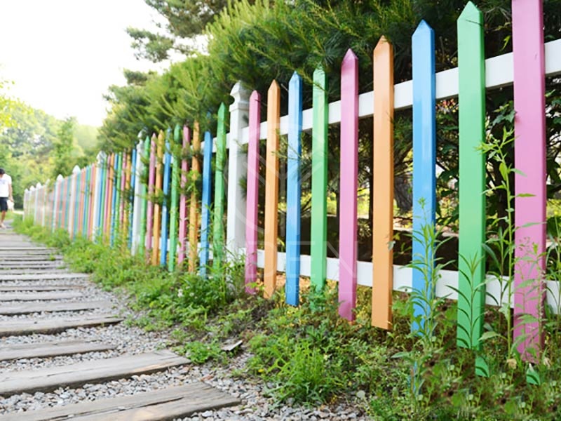 Hàng rào đẹp nhà cấp 4 với nhiều màu sắc