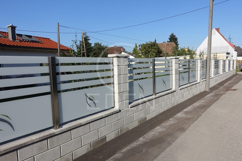 Hàng rào bảo vệ nhà được làm bằng kính