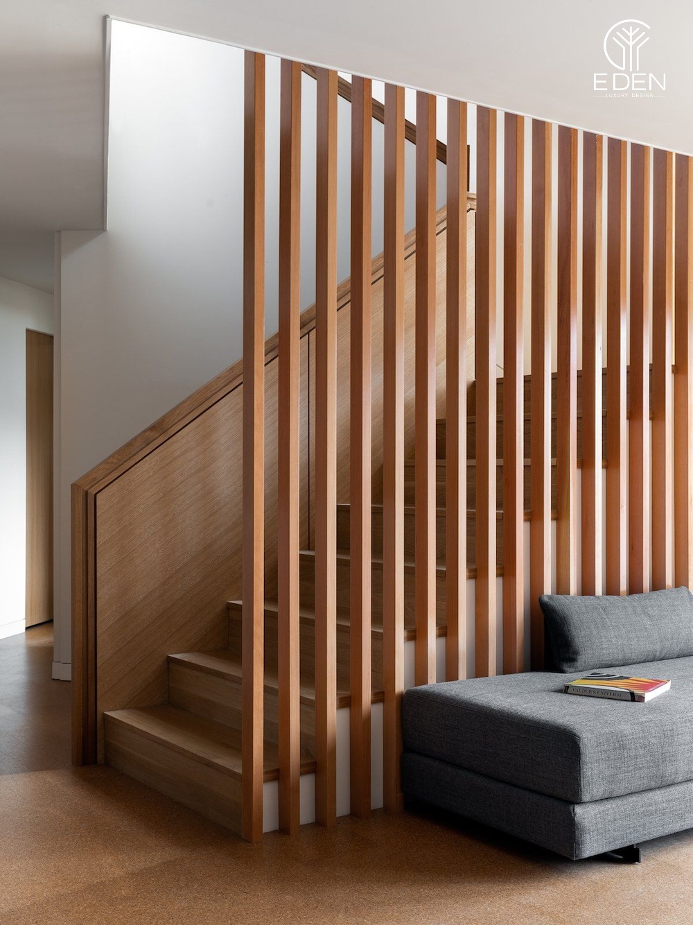 Chi phí lắp đặt lam gỗ che cầu thang tương đối rẻ so với những loại vách ngăn khác